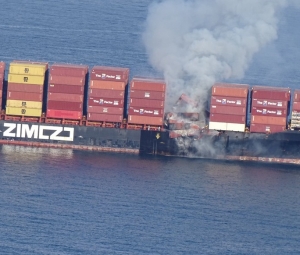 Incêndio em navio de carga expele gás tóxico na costa do Canadá!